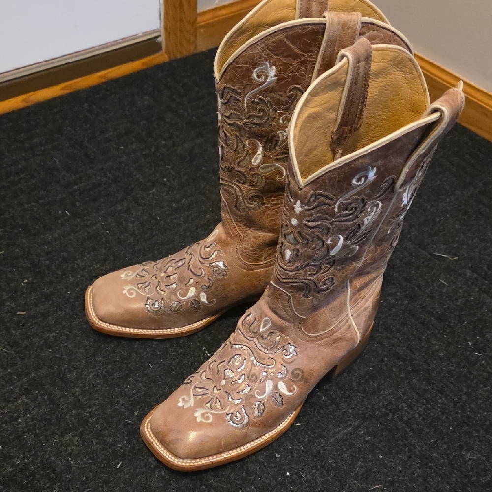 Shyanne Tan Embroidered Western Boots